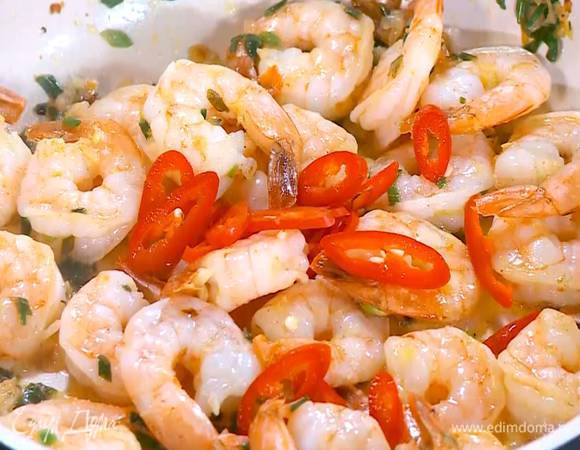 Перец чили порезать тонкими кольцами, добавить к креветкам и обжарить все до готовности.