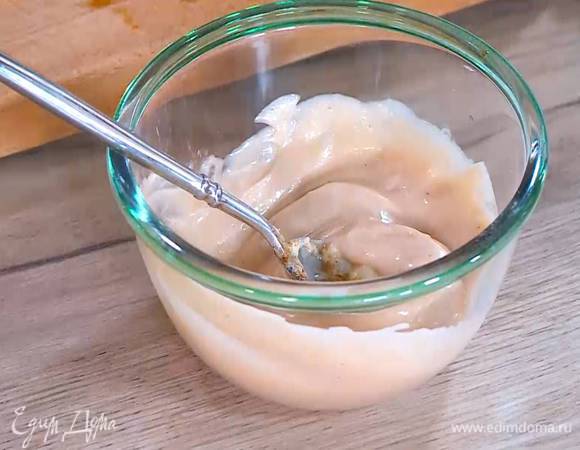 Приготовить соус: майонез соединить с табаско, вустерширским соусом и кетчупом, все посолить и перемешать.