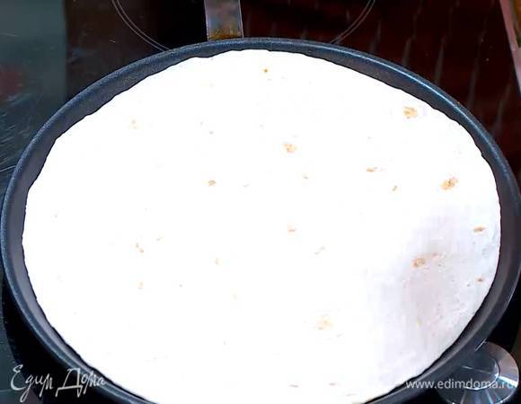 Тортильи слегка прогреть на сковороде.