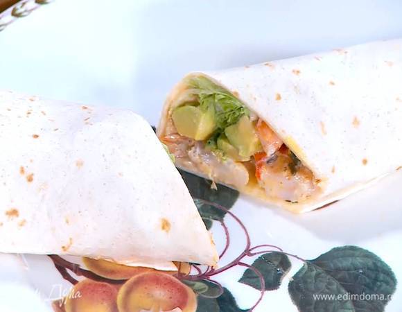 Теплые лепешки смазать соусом, на один край выложить креветки с овощами, авокадо, листья салата и мяты и свернуть рулетом.