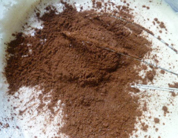 Вводим какао, перемешиваем.
Включаем духовку на разогрев до 200°C.