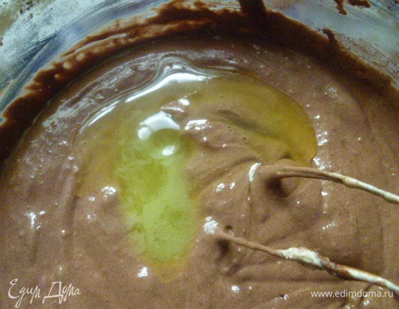 Вводим в тесто растопленный смалец.
Смалец можно заменить сливочным маслом. 