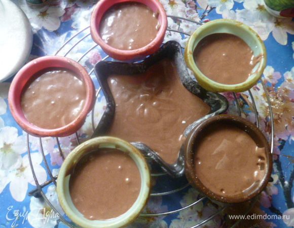 Раскладываем тесто по формочкам.
У меня 5 силиконовых и 1 железная. Формы нужно смазать растительным маслом, но совсем слегка.
Железную форму я смазала растительным маслом и присыпала мукой.