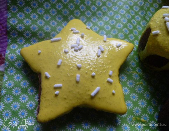 А дальше украшаем по желанию.
Я сделала 2 вида глазури: желтковую и белковую.