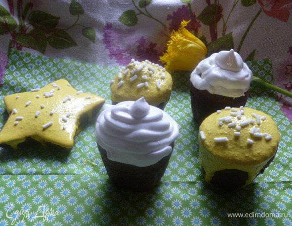 Желтковая глазурь: 1 желток растереть с 3-4 столовыми ложками сахара до белизны.
Сразу же покрывать куличи и сразу же посыпать посыпкой, так как глазурь очень быстро застывает.
Белковая глазурь: 1 белок взбить в крепкую пену и понемногу ввести 3-4 столовые ложки сахара, и взбить в крепкое безе.
С помощью конвертика или как я, с помощью файлика, украсить белковой глазурью куличики.
