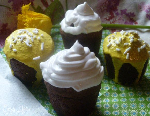 Вот такая красота получается.
С белковой глазурью куличики лучше съесть дома, а вот с желтковой они хорошо переносятся.