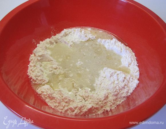 Влить теплую воду и растительное масло.