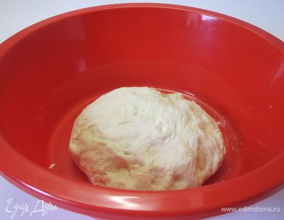 Замесить тесто. Оставить на 1 час.