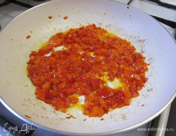 Перец нарезать кубиками, обжарить на растительном масле.