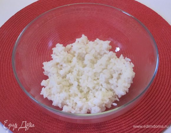 Выложить отварной рис.