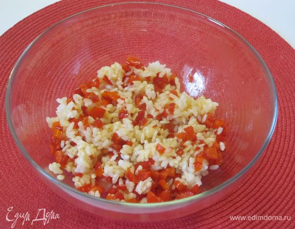 Добавить обжаренный перец.