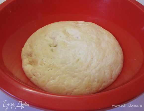 Тесто уже подошло, можно уже заняться им.