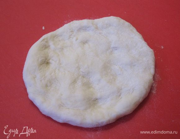 Тесто разделить на 15 частей, скатать в шарики. Каждый шарик теста  растянуть в лепешку.