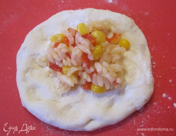 Разложить начинку.