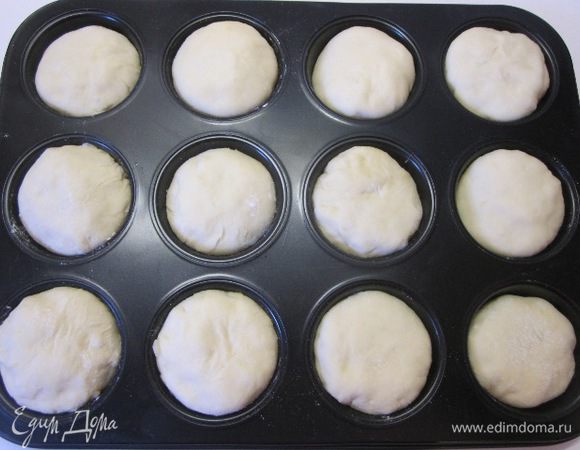 Выложить швом вниз в форму для кексов.