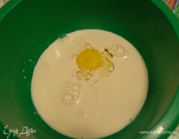Разболтать яйцо с молоком.