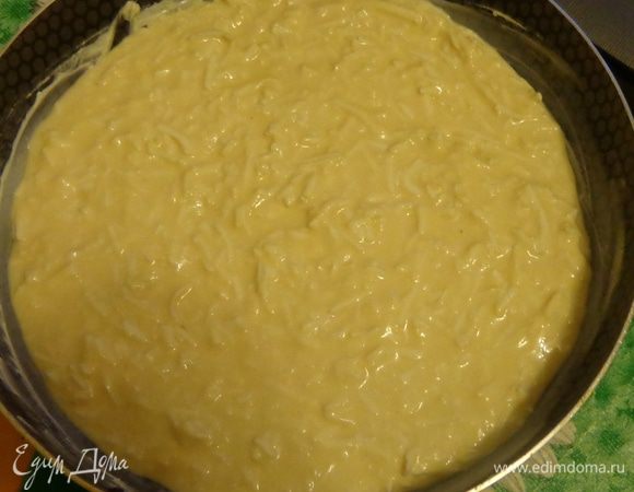 Вылить тесто на сковороду и жарить на маленьком огне с двух сторон до румяности.