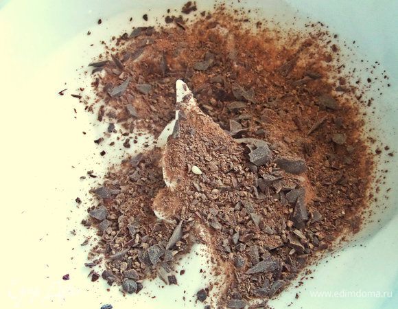 Шоколад порубить в крошку (у меня остатки были от рецепта) и высыпать в взбитый белок.