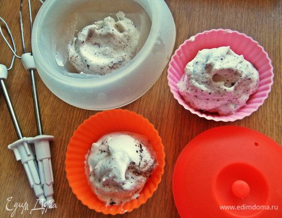 Можно воспользоваться формочкой для СВЧ, но и формочки для маффинов силиконовые тоже подойдут...Показываю оба варианта. Слегка смазать кисточкой с маслом внутри и разложить пушистую массу.