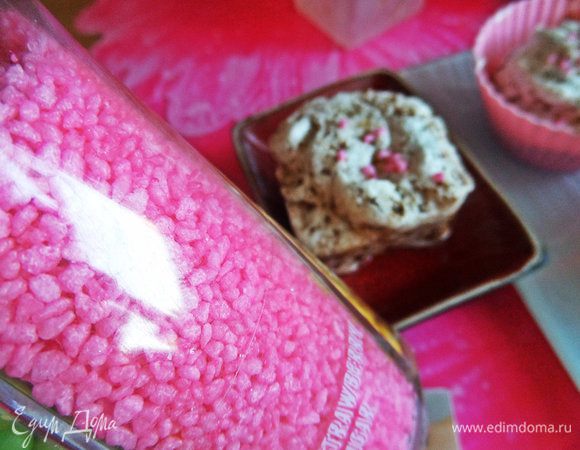 Посыпаем верх цветной крошкой.