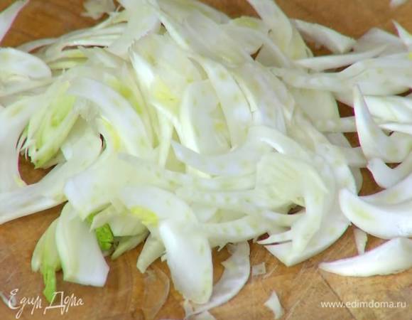 Фенхель нарезать тонкой соломкой, зеленые листики мелко порубить.