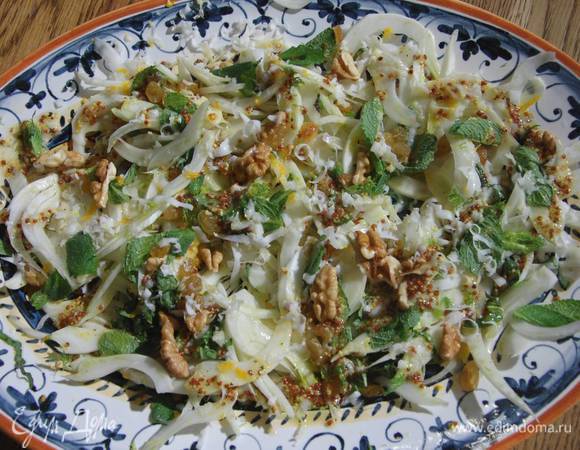 Грецкие орехи слегка поломать руками и украсить салат.