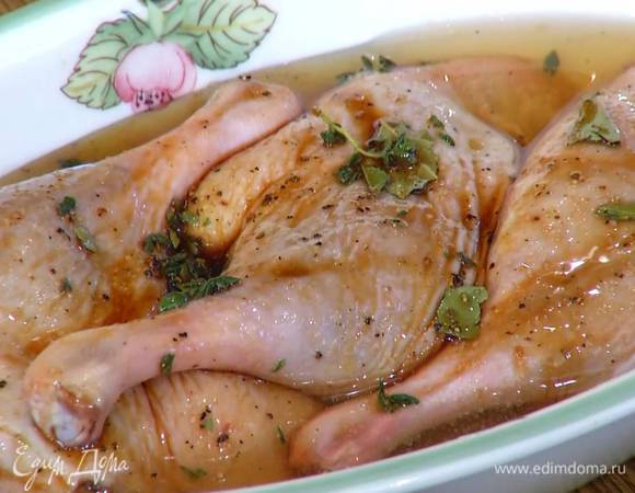 Смазать соусом утиные ножки, выложить все вместе в жаропрочную керамическую форму, по краям налить бульон.