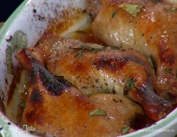 Запекать ножки в разогретой духовке до готовности, периодически поливая выделившимся соком.