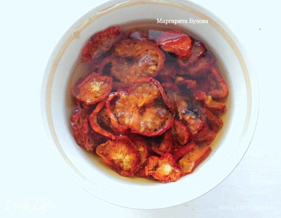 Для украшения: помидоры залить холодной водой хотя бы на 15 минут. У меня они сушеные, но можно брать и вяленые. 