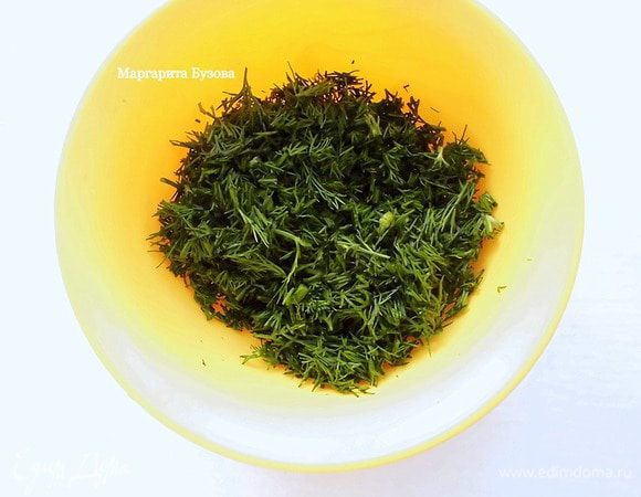 Вымыть, высушить и нарезать укроп.