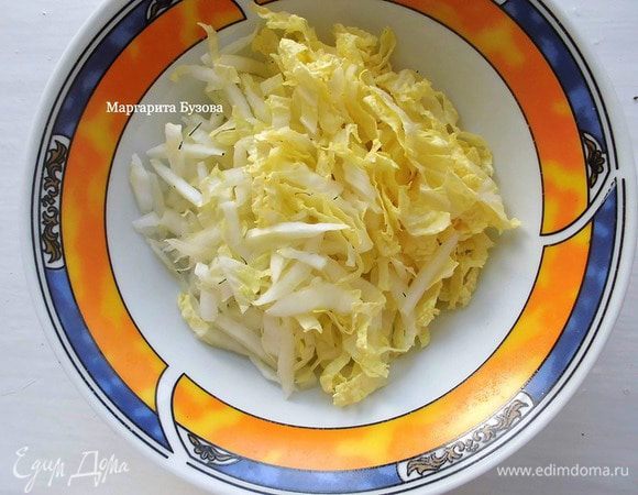 Пекинскую капусту мелко нарезать.