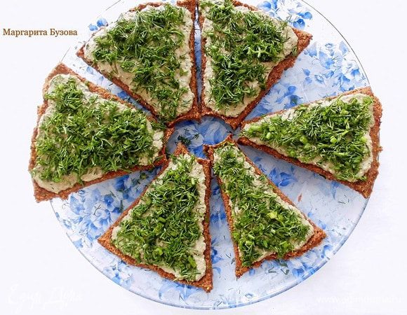 Собираем пиццу: готовые коржи щедро смазать майонезом, присыпать укропом.