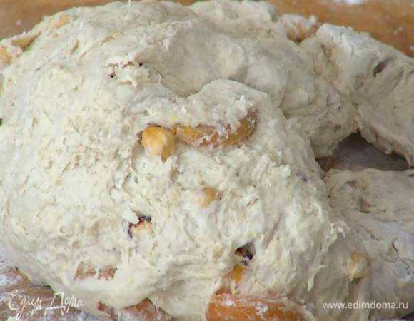 Приготовить тесто: соединить пшеничную и ячменную муку, отруби, фундук, курагу, смесь «дрожжевое тесто», соль, влить 2 ст. ложки оливкового масла и мед, все перемешать, затем небольшими порциями вливать 600 мл теплой воды, каждый раз вымешивая тесто. Вымесить тесто руками.