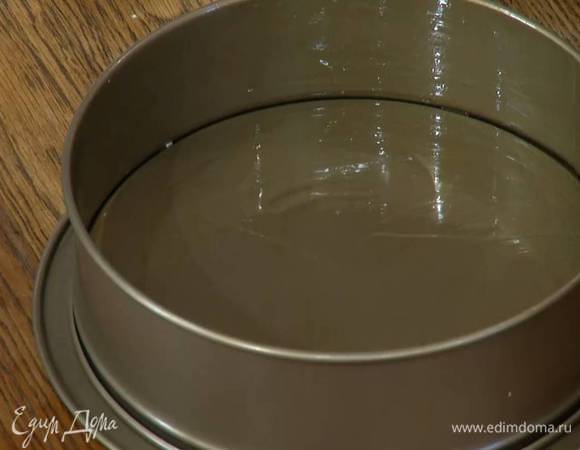 Разъемную форму для выпечки смазать оставшимся оливковым маслом.