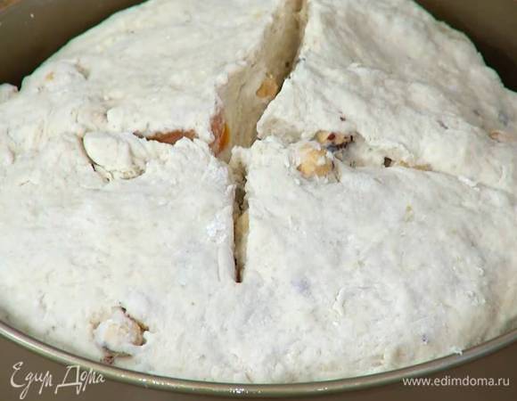 Сформировать из теста шар, выложить в форму, слегка прижать его и сделать острым ножом довольно глубокий крестообразный надрез.