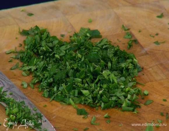 Петрушку и тархун мелко порубить.
