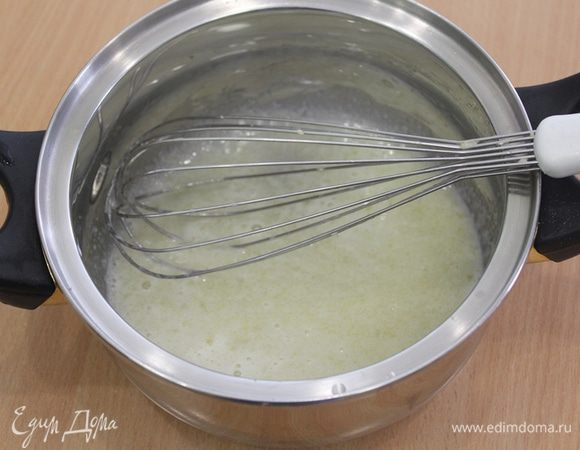 Желтки, сливки и сахар взбить венчиком.