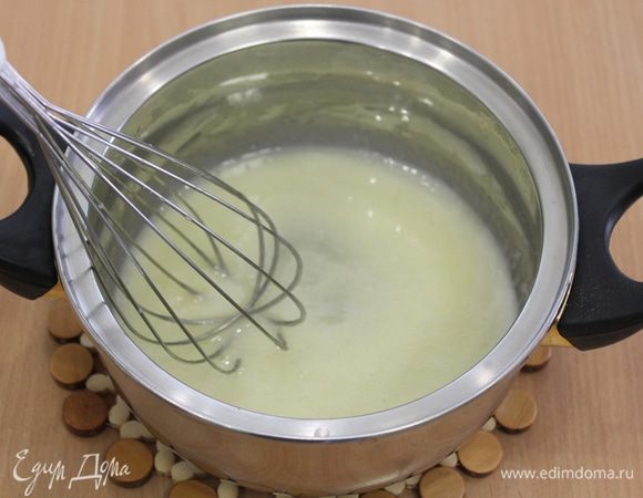 На маленьком огне нагревать смесь, постоянно помешивая, пока масса не начнет густеть. При этом надо стараться не доводить до кипения.