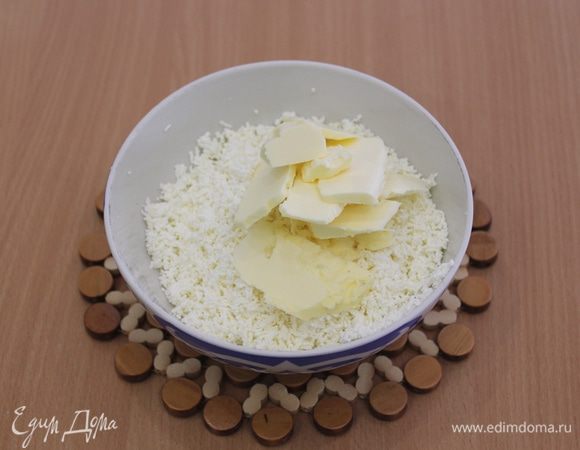 Творог протереть через сито, добавить мягкое сливочное масло, ванильный сахар, перемешать.
