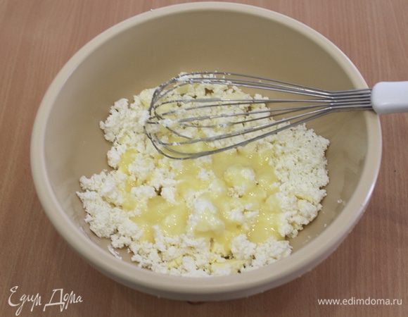 Затем добавить заваренные желтки