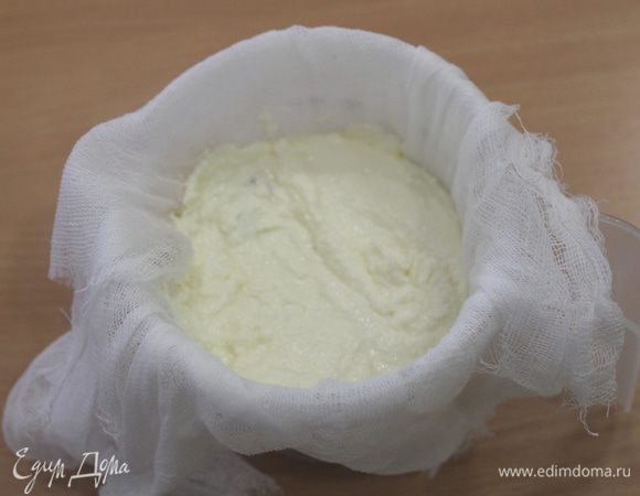 В пасочницу или другую подходящую посуду выложить слегка влажную марлю, в нее выложить творожную массу. Аккуратно подтягивая марлю за свободные концы, расправьте складочки.