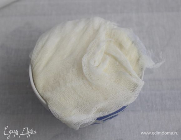 Завернуть края марли наверх. Сверху выложить тарелку, а на тарелку поставить груз. Поставить в холодильник на 12 часов, периодически сливая образовавшуюся жидкость (или можно в самом начале подвесить узелок с творожной массой, чтобы стекла лишняя влага).