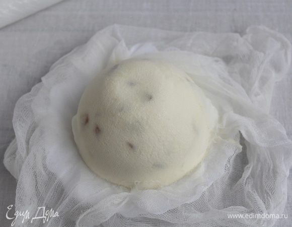 Перевернуть пасху на тарелку. Аккуратно снять марлю.