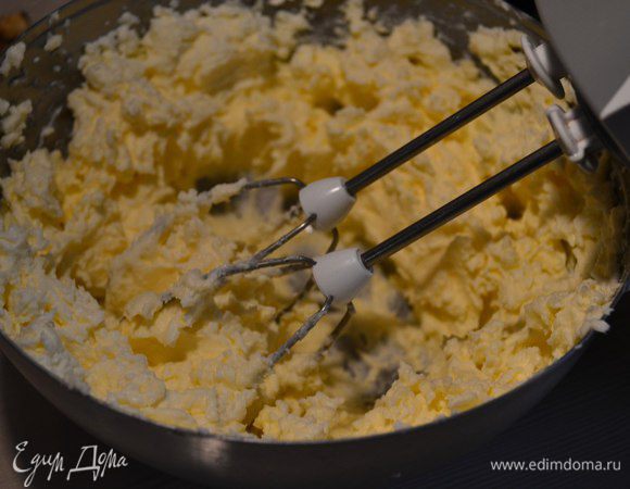 Взбить миксером до однородности. Убрать в холодильник на 1 час.