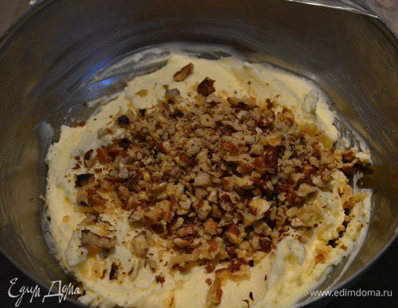 Через час добавить в массу орехи и финики.