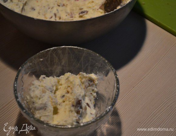 Выложить в формы и убрать в холодильник минут на 30.