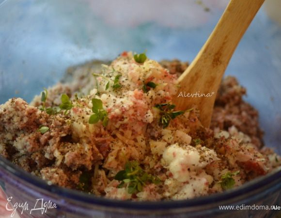 Выложить в блюдо перечисленные ингредиенты, кроме итальянского соуса маринара и базилика. Лук мелко порубить, чеснок, петрушку, пармезан или сыр пекорино натереть на терке.