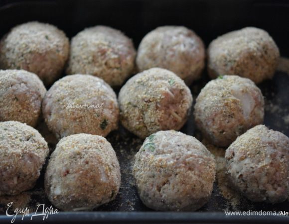 Все перемешать. Масса будет мягкой. Сформировать в небольшие фрикадельки, если делаете как закуску, то лучше маленькими, диаметр примерно 2 см. Обвалять в крошке.
По рецепту автор предлагает выложить в морозильную камеру на 1 час или на ночь.