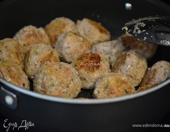 Масло разогреть на сковороде, обжарить фрикадельки со всех сторон.