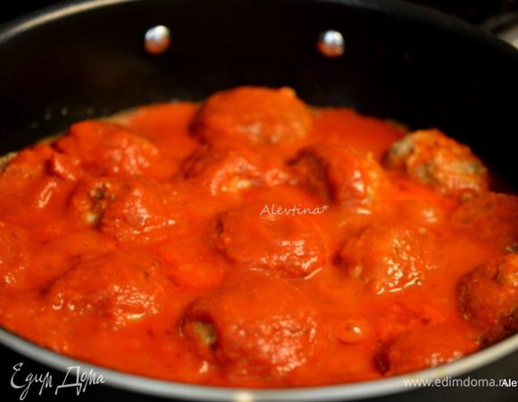 В готовые фрикадельки добавить готовый соус маринара или просто томатный соус с добавлением итальянских специй. Закрыть крышкой и готовить на медленном огне 15 минут.
